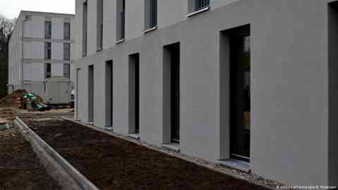 The rooms of communal accommodation centers for refugees, like this Berlin facility pictured here, are considered private residences under German law, the court determined | Photo: Picture-alliance/dpa/B.Pedersen