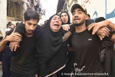 Relatives mourn for Palestinian Rawad Tareq Sayyed who died as a result of the sinking of a migrant boat off the coast of Syria, during a funeral ceremony at Shatila refugee camp in Beirut, Lebanon on September 24, 2022 | Photo: Hussam Shbaro / Anadolu Agency / picture-alliance
