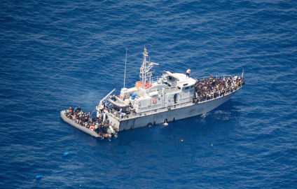 Une vedette des garde-côtes libyens en mer Méditerranée. Crédit : compte Twitter des garde-côtes libyens