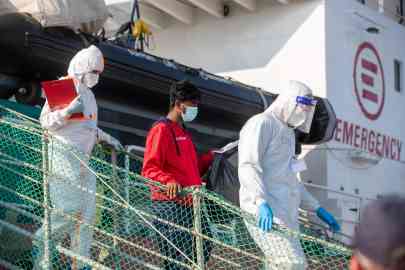 A migrant is seen disembarking from the Emergency Life Support ship at the port of Ravenna on March 21, 2024 | Photo:ANSA / FABRIZIO ZANI / PASQUALE BOVE