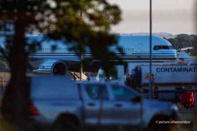 The plane that was grounded stands on a British military airfield, stopped from taking off by an ECHR decision at the last minute | Photo: Vudi Xhymshiti / AA / picture alliance