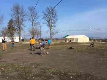 Men from South Asia play cricket at a migrant camp in Serbia | Photo: Anupam Deb Kanunja/DW