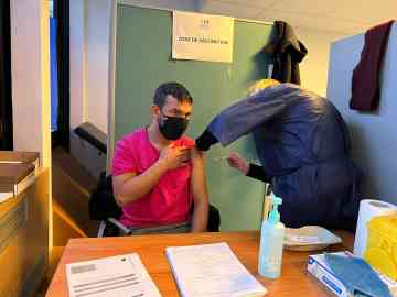 Imran Malakhail receives his first dose of the Covid-19 vaccine in the French Office for Immegration and Integration, January 5 2022 | Photo: InfoMigrants