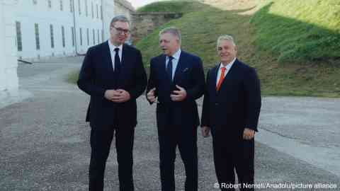 Serbian President Aleksandar Vucic (l.), Slovakian Prime Minister Robert Fico (c.) and Hungarian Prime Minister Viktor Orban (r.) discuss their joint action plan against irregular migration in Komarno, Slovakia on 22 October 2024 | Photo: Robert Nemeti / Anadolu Agency/ picture-alliance
