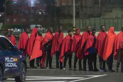 Migrants rescued by the Spanish maritime sea rescue service wait for help upon their arrival at Puerto del Rosario in Fuerteventura, Canary Islands, August 13, 2024 | Photo: EPA / CARLOS DE SAA