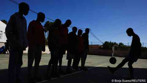 Young migrant minors play ball in Spain | Photo: Borja Suarez / Reuters