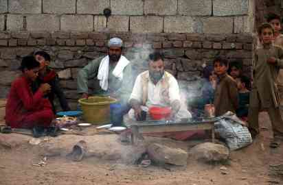 Afghan refugees pose for a photograph at their refugee camp in Islamabad, Pakistan | Photo: ARCHIVE / EPA / SOHAIL SHAHZAD