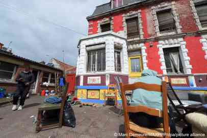 This building in Calais has been squatted by a collective and migrants since February 2022 | Photo: Marc Demeure / MAXPPP/ dpa / picture alliance