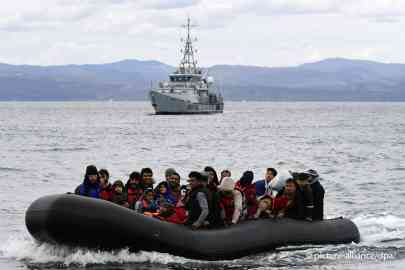 From file: Migrants arrive with a dinghy accompanied by a Frontex vessel on the Greek island of Lesbos, in February 2020 | Photo: Michael Varaklas/picture alliance