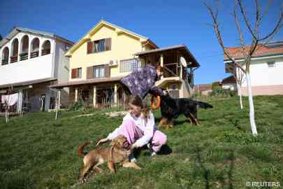 Ukrainian refugees play in safety in the village of Batocina, Serbia, March 25, 2022 | Photo: Fatos Bytyci / Reuters