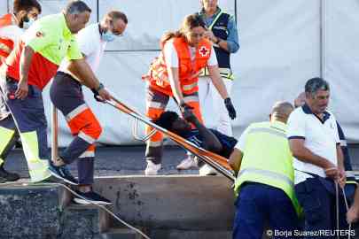Rescuers are seen helping to disembark a migrant at the port of La Restinga on the Canary
Island of El Hierro on September 30, 2024 | Photo: REUTERS/Borja Suarez
