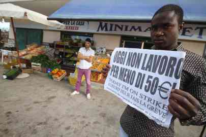 From file: A migrant worker protesting against labor exploitation in Italy | Photo: ARCHIVE/EPA/CESARE ABBATE