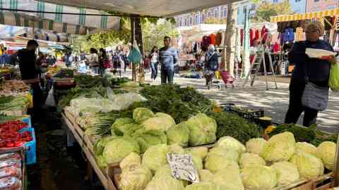 File photo used as illustration: A market near Milan's central station is busy with migrant stallholders and customers | Photo: Arafatul Islam / InfoMigrants