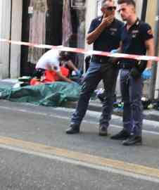 Police at the crime scene in Pisa, Tuscany, where a Moroccan was stabbed and killed by an undocumented Tunisian man with a criminal record. Aug. 7 2022 | Photo: Gabriele Masiero / ANSA