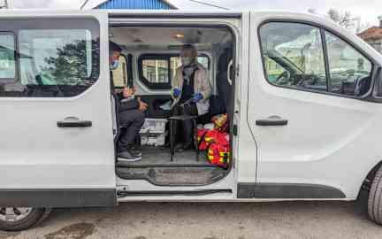 MSF nurse with a patient during a medical consultation in the Serbian-Bulgarian border region | Photo: Evgenia Chorou/MSF