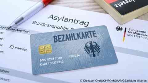 بطاقة الدفع المخصصة للاجئين تفرض قيودا على سحب الأموال النقدية وتمنع التحويلات المالية إلى الخارج