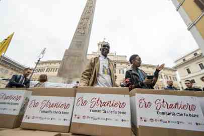 File photo: The picture shows the submission of signatures gathered for the popular-initiative bill "Ero Straniero - L'umanità che fa bene" ("I Was a Foreigner- Humanity that Does Good"), a civil society sponsored bill | Photo: Massimo Percossi / ANSA