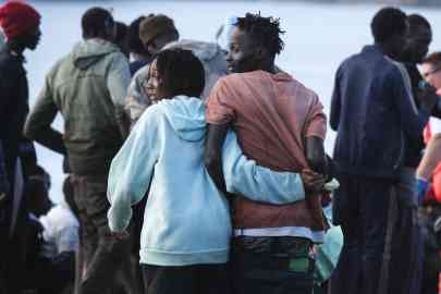 Sub-Saharan immigrants standing at the port of Granadilla in Tenerife Island, Spain | Photo: ARCHIVE/EPA/ALBERTO VALDES