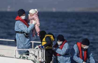 File photo: Members of the Turkish coast guard take migrants on a boat during a search and rescue patrol | Photo: Erdem Sahin / EPA