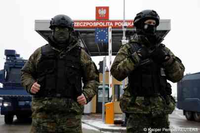 File photo: Polish border guard officers patrol at the Kuznica-Bruzgi checkpoint on the Polish-Belarusian border  | Photo:  Kacper Pempel / Reuters