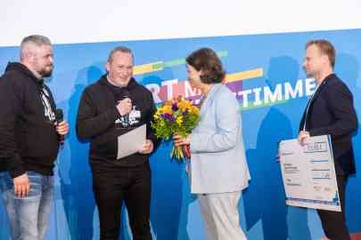 Representatives of German sport club SV Borussia Leer receive the 'Sport with Attitude' prize on February 27, 2024 in Berlin | Source: twitter.com/BMI_Bund