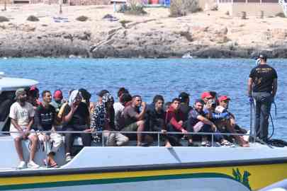 Migrants reaching Lampedusa after they were rescued by a patrol boat | Photo: ARCHIVE/ANSA/CIRO FUSCO