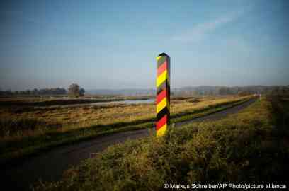 File photo: Certain parts of Germany's border with Poland, like here at the river Oder, are typically known to be quiet -- but the migration debate has changed this dynamic | Photo: Markus Schreiber/AP