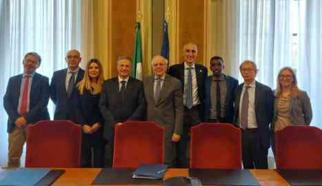 The signatories of an agreement between the Turin city council and the police headquarters on data sharing for stay permits and registry office information for foreign nationals | Photo: Italian Prefectures / Interior Ministry