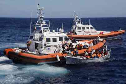 This photo shows Italian Coast Guard patrol boats rescuing migrants in the Mediterranean. Under the new EU asylum system, southern border states like Italy will be able to transfer some migrants to EU countries with lower arrival numbers or receive funds for hosting asylum seekers. | Photo: ANSA/Guiseppe Lami (from file)