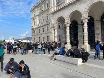 Migrants in front of the prefecture of Trieste | Photo: ARCHIVE/ANSA/ALICE RITA FUMIS