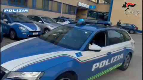 File photo: Police vehicles parked at the police headquarters in Bari where an A fghan asylum seeker was arrested on the basis of a European warrant | Photo: Polizia di Stato / ANSA