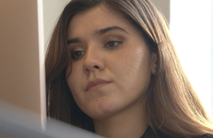 'I feel the women of Afghanistan are forgotten.' Refugee Frahnaz Mohammadi offers job training online | Source: DW video