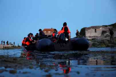 Des migrants montent sur un canot pneumatique sur la rivière Slack pour tenter de traverser la Manche vers la Grande-Bretagne, à Ambleteuse, près de Calais, le 21 juin 2025. Crédit : Reuters