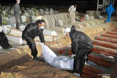 File photo: Migrants who lost their lives in a boatwreck are buried in Sfax, Tunisia on June 11, 2020 | Photo: picture-alliance