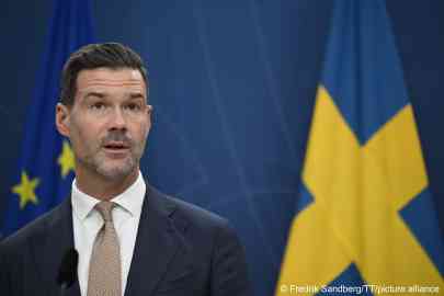 Swedish Migration Minister Johan Forssell announces the government's intention to offer around 30,000 euros to those who agree to voluntary returns from Sweden | Photo: Fredrik Sandberg / TT / picture alliance