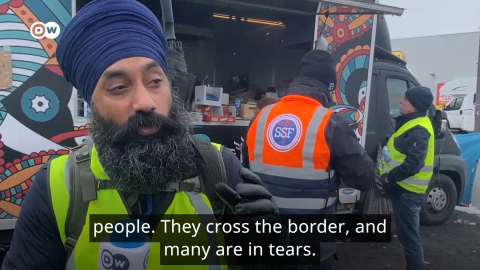 Ukraine war: Indian volunteers rally to help refugees at Polish border | Source: Screenshot video report DW