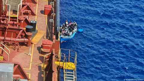 En 2020, 27 migrants étaient restés plus d'un mois sur le navire commercial Maersk Etienne avant d'être pris en charge par l'ONG Mediterranea Saving Humans. Crédit : Reuters / Maersk Tankers