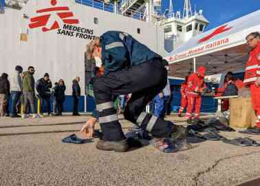 Migrants are seen getting ready to disembark from the Geo Barents rescue vessel, which is run by Doctors Without Borders | Photo: ARCHIVE ANSA / MSF