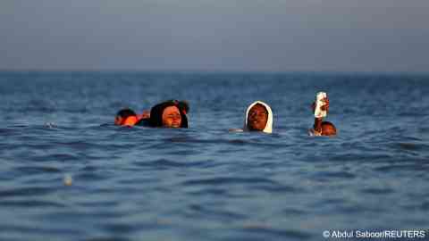 These migrants are trying to reach the an inflatable dinghy from the French coast near Calais in an attempt to evade French authorities and cross the English Channel on September 27, 2025 | Photo: REUTERS / Abdul Saboor