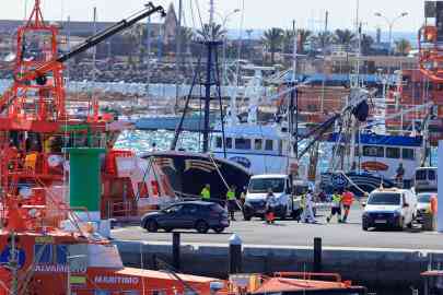 File photo: The body of a migrant found floating off Lanzarote is brought into port,  November 5, 2024 | Photo: Borja Suarez / Reuters