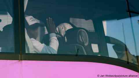 People from South Sudan arrive in the German city of Leipzig after successfully sueing German for admission | Photo: Jan Woitas / dpa / picture alliance