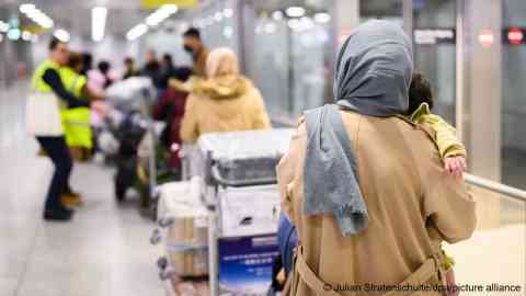 File photo used for illustration: Afghans participating in federal resettlement programs arrive at Hanover Airport | Photo: Julian Stratenschulte/dpa/picture alliance
