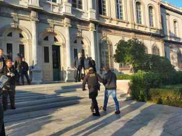 A defendent arrives at the courthouse of Mytilene, Lesbos on Monday, January 9.. Photo: InfoMigrants