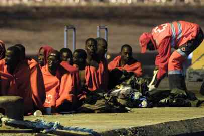 File photo: A group of sub-Saharan migrants rescued off the Canary Islands with a Red Cross worker | Photo: ARCHIVE/EPA/ALBERTO VALDES