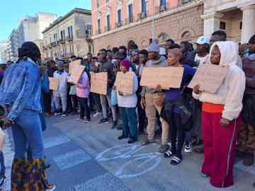 A moment of protest of migrants at the Palese shelter center for asylum seekers before the Bari prefecture, following the death of a migrant from Guinea, Bangaly Soumaoro, Bari, Puglia, November 5, 2024 | Photo: ANSA/SIL/VINCENZO CHIUMARULO