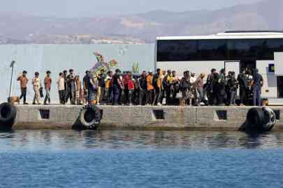 File photo: Migrants arriving in Gavdos in July 2025 are taken to processing centers in busses before being redistributed to other parts of Greece | Photo: Reuters