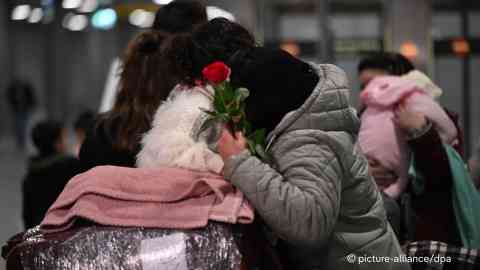 A woman is hugging her family member, who arrived on a flight with other Afghans via Germany's admission program, at Hanover airport, November 4, 2025 | Photo: picture-alliance/dpa