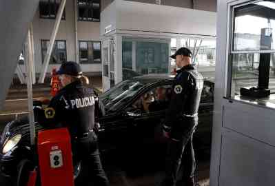 File photo: Slovenian police officers check vehicles at the Obrezje-Bregana border between Slovenia and Croatia crossing near Obrezje village, Slovenia, October 21, 2023 | Photo: EPA / ANTONIO BAT