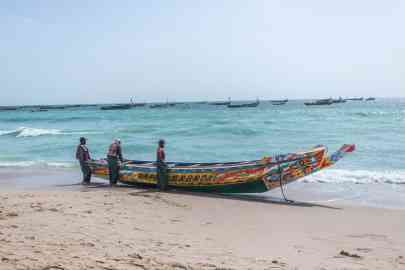 File photo: Fishermen stand by a pirogue canoe near Nouakchott in Mauritania | Photo: AFP / Med Lemin Rajel