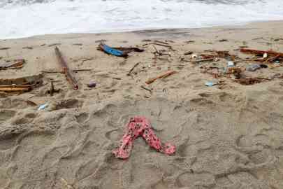 File photo: Migrants' belongings washed up on the beach after the deadly shipwreck in Steccato di Cutro near Crotone in Italy, February 28, 2023 | Photo: Reuters